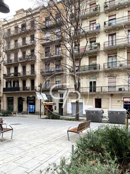 Retail in Barcelona, Barcelona to rent - Building Photo - Image 2 of 2