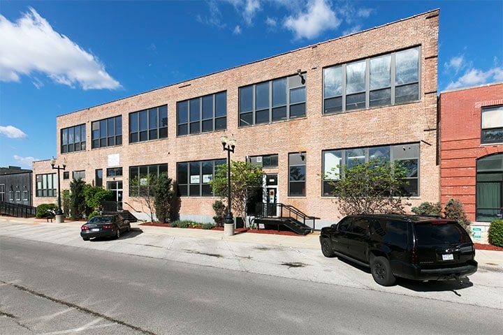 4222 N Ravenswood Ave, Chicago, IL to rent Primary Photo- Image 1 of 20