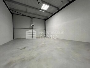 Light Industrial in Savigny-le-Temple to rent Interior Photo- Image 2 of 4