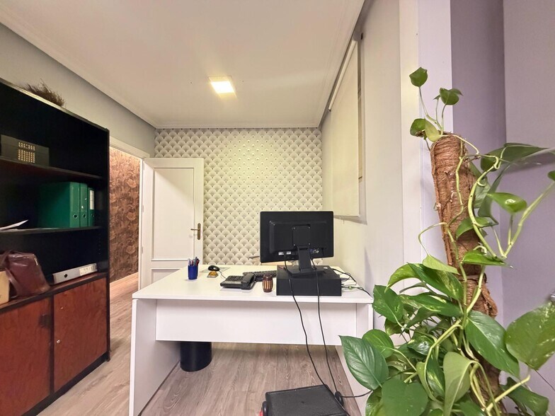 Office in Madrid, Madrid to rent - Interior Photo - Image 3 of 10