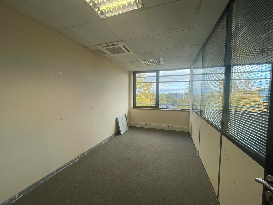 Office in Saint-Priest to rent Interior Photo- Image 1 of 31