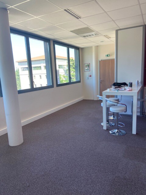 Office in Lyon to rent Interior Photo- Image 1 of 9