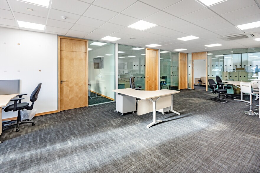 Queen Anne Dr, Newbridge to rent - Building Photo - Image 3 of 9