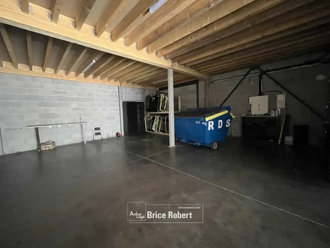 Office in Vénissieux to rent Interior Photo- Image 1 of 4