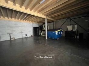 Office in Vénissieux to rent Interior Photo- Image 1 of 4