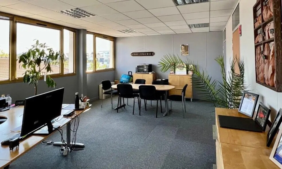 Office in Rueil-Malmaison to rent - Building Photo - Image 3 of 54
