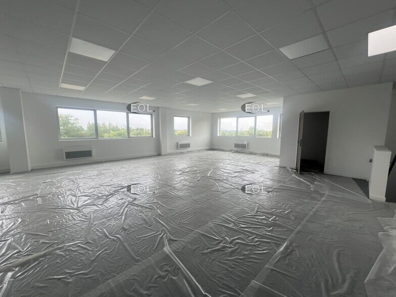 Light Industrial in Louvres for sale - Building Photo - Image 3 of 5
