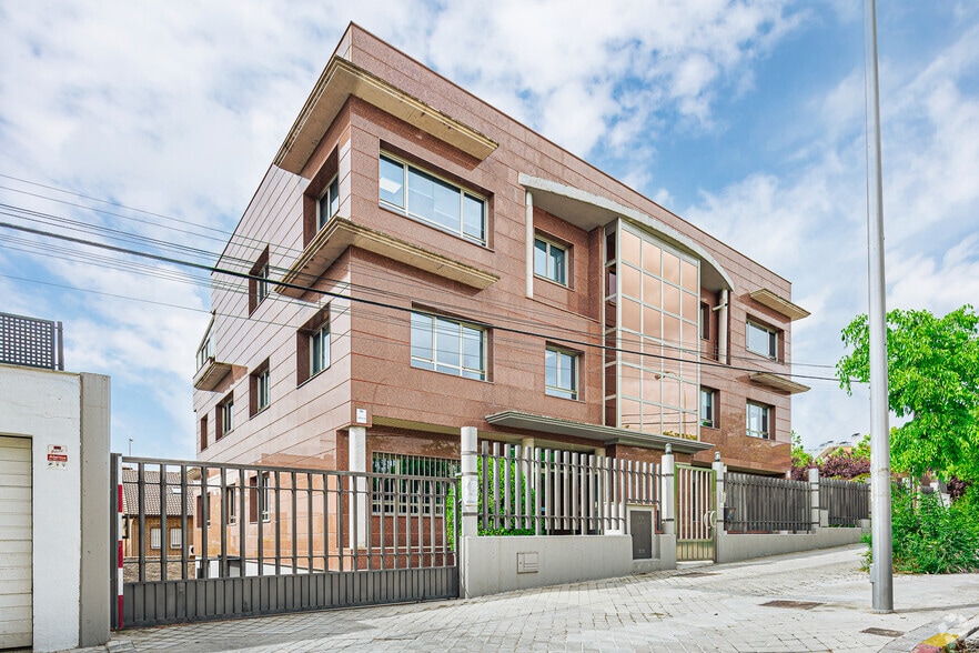 Office in Madrid, Madrid to rent - Primary Photo - Image 1 of 2