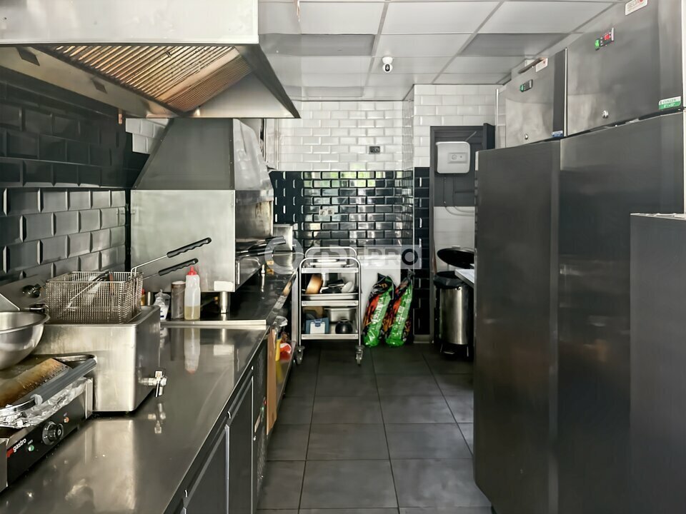 Retail in Marseille to rent Building Photo- Image 1 of 6