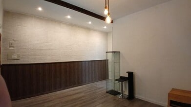 Retail in Madrid, Madrid to rent Interior Photo- Image 2 of 8