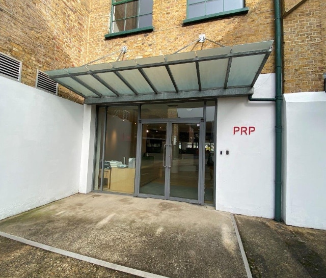 Summer Rd, Thames Ditton to rent - Building Photo - Image 2 of 8