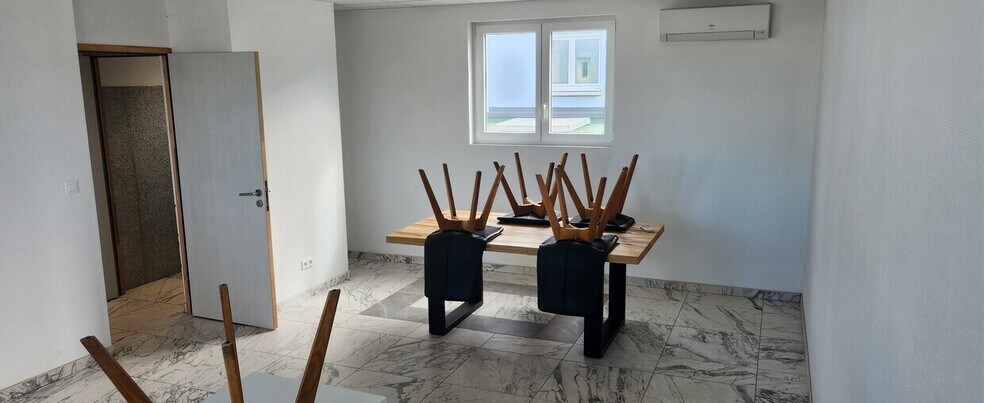 388 Avenue Charles De Gaulle, Vénissieux to rent - Building Photo - Image 3 of 3