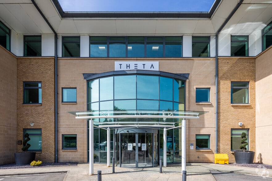 Lyon Way, Frimley to rent - Building Photo - Image 3 of 9