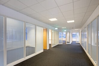West Park Ring Rd, Leeds to rent Interior Photo- Image 1 of 10