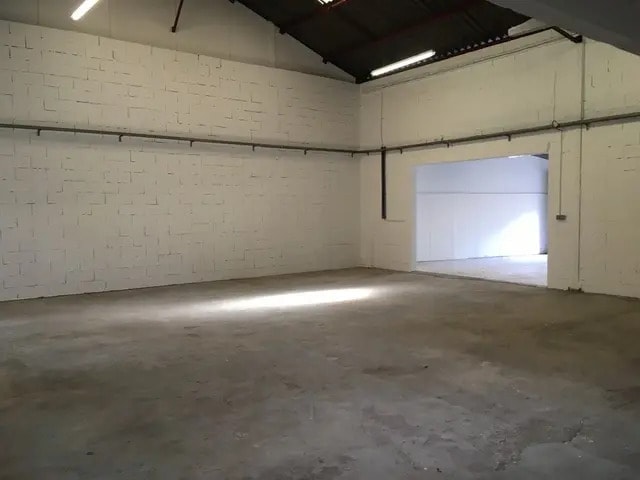 Location Local d'activités 210 m² - Photo 1