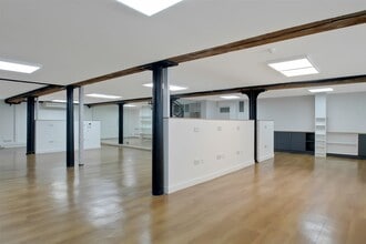 Maidstone Building Mews, London to rent Interior Photo- Image 1 of 5