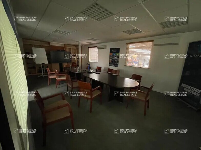 Light Industrial in Genas to rent - Interior Photo - Image 3 of 20