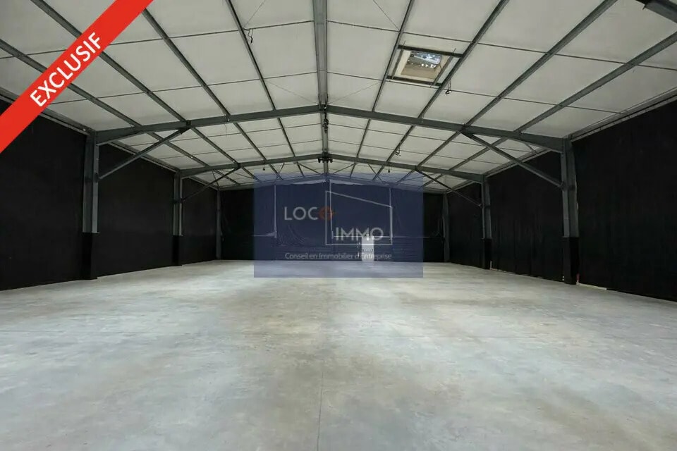 Location Entrepôt 1 590 m² - Photo 1