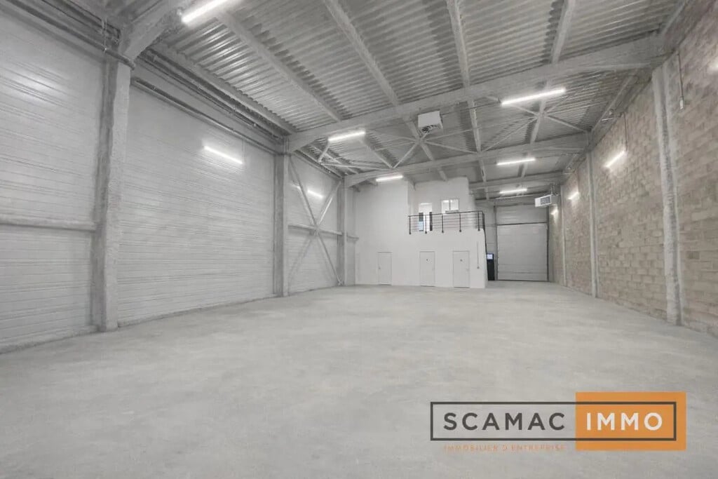 Location Entrepôt 407 m² - Photo 1