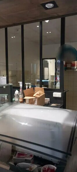 Retail in Nantes to rent - Building Photo - Image 2 of 2