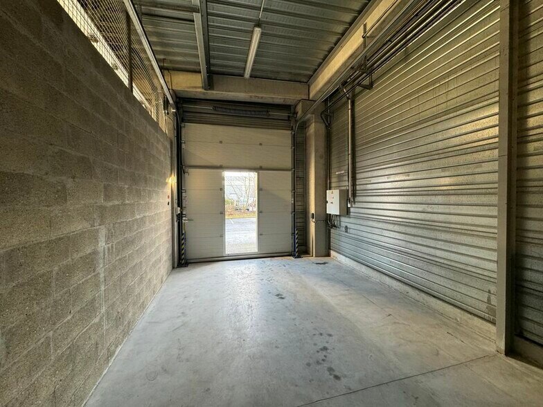 Light Industrial in Bailly-Romainvilliers to rent - Interior Photo - Image 2 of 3