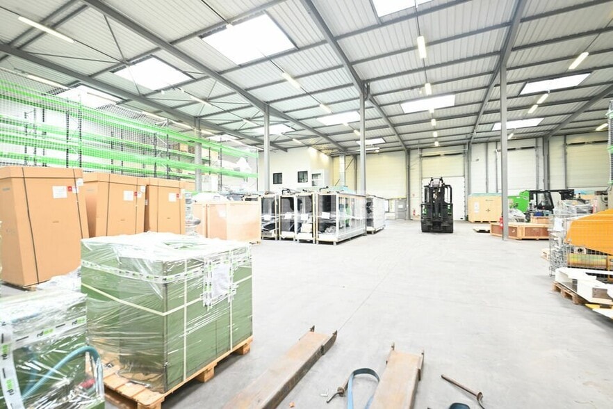 Light Industrial in Marennes to rent - Interior Photo - Image 3 of 12