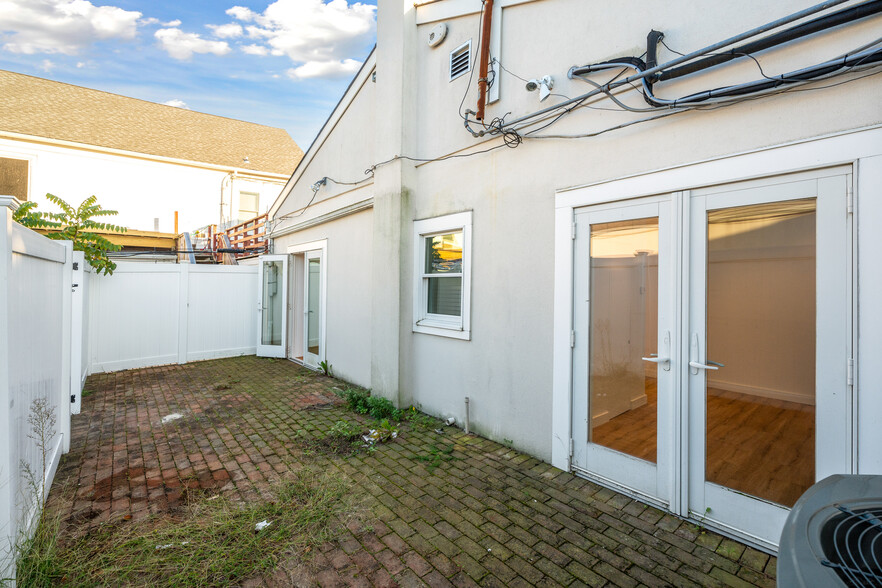 99 Jobs Ln, Southampton, NY for rent - Building Photo - Image 3 of 4