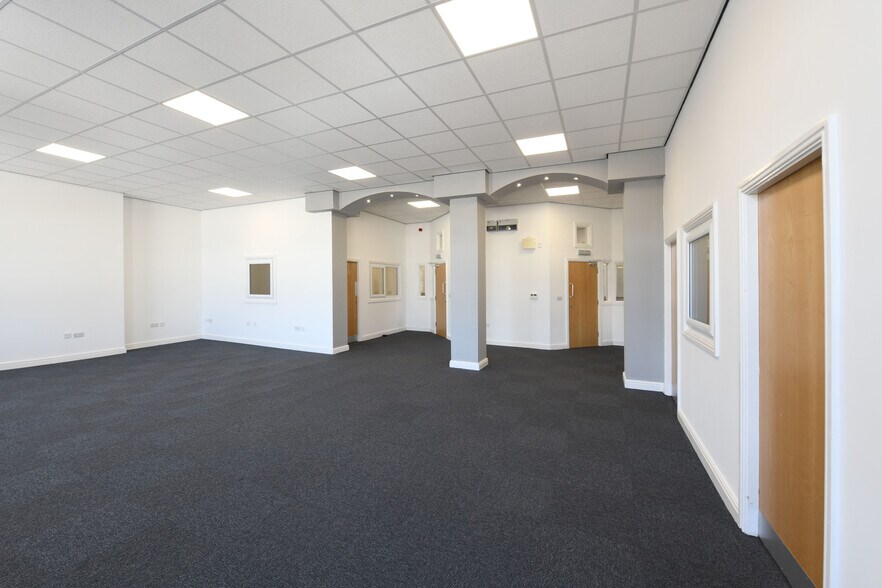 Chapel Rd, Oldham to rent - Building Photo - Image 2 of 7