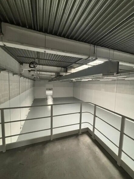 Light Industrial in Éragny to rent - Interior Photo - Image 3 of 7