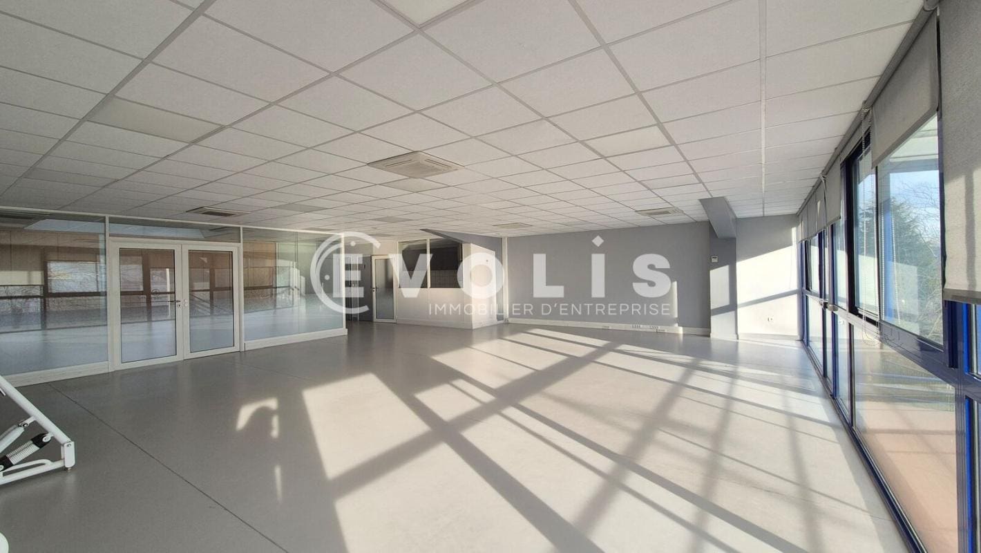 Office in Chelles to rent Interior Photo- Image 1 of 8
