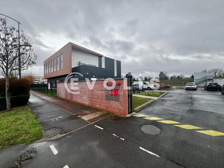 Light Industrial in Bondoufle for sale - Building Photo - Image 1 of 6