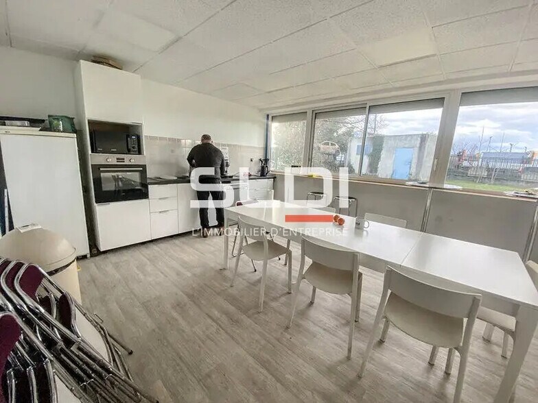 Light Industrial in Chassieu to rent - Interior Photo - Image 2 of 7