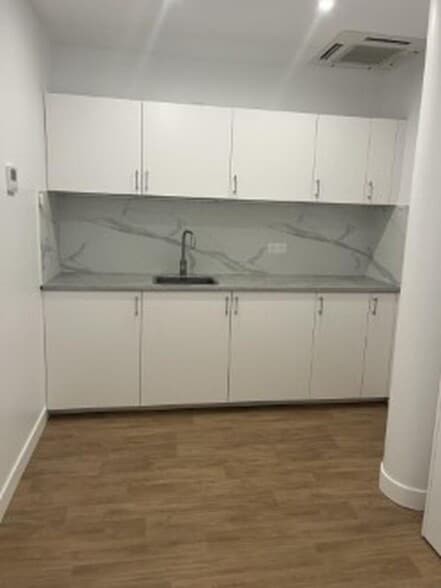 6 Boulevard Bineau, Levallois-Perret to rent - Interior Photo - Image 2 of 18