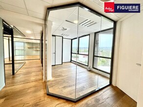 70 Rue De La Tramontane, Aix-en-Provence to rent Interior Photo- Image 2 of 14