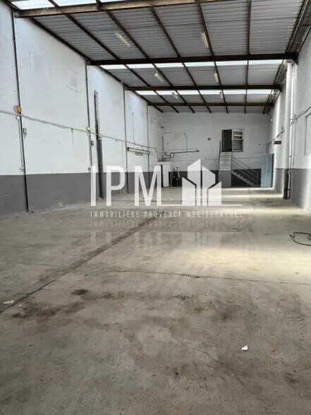 Light Industrial in Vitrolles to rent - Interior Photo - Image 2 of 7