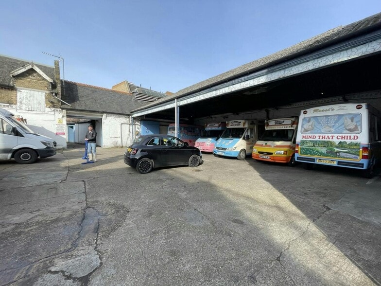 40 Chelmer Rd, London to rent - Building Photo - Image 3 of 3