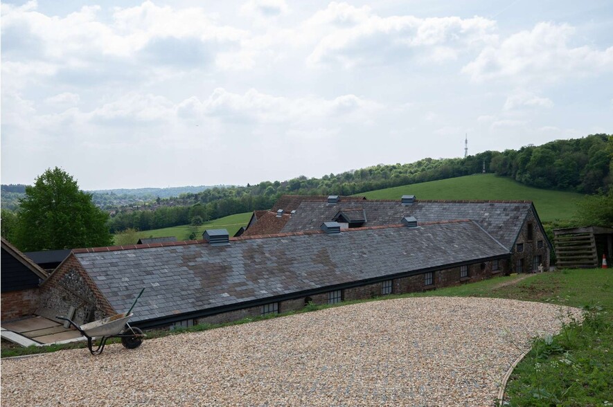 Barn Ln, High Wycombe for rent - Building Photo - Image 1 of 3