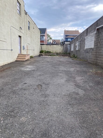 9 E 12th St, Paterson, NJ for rent - Primary Photo - Image 1 of 1