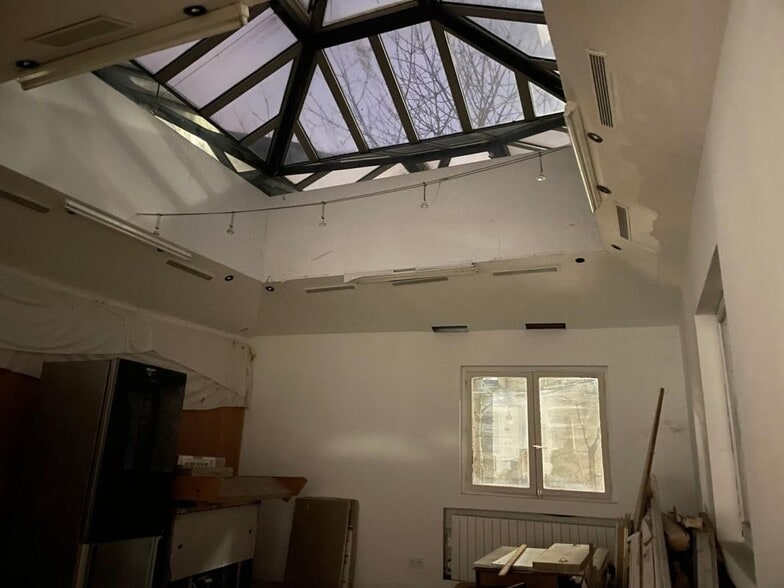 Industrial in Montreuil for sale - Interior Photo - Image 2 of 7