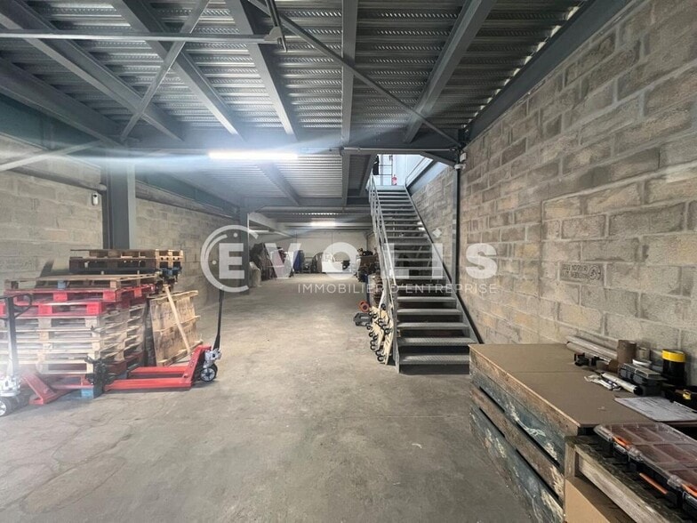 Light Industrial in Neuilly-Plaisance to rent - Interior Photo - Image 3 of 8