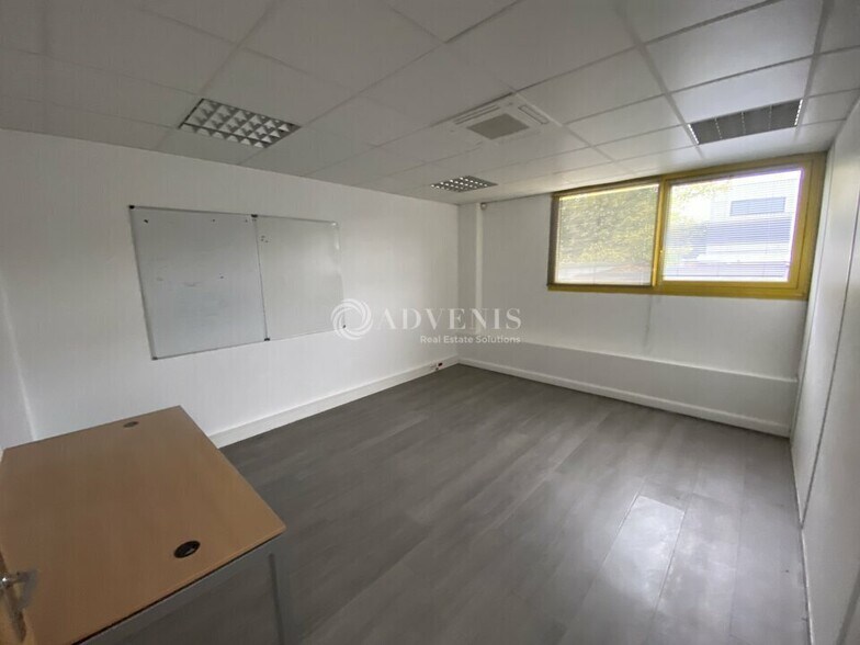 Light Industrial in Buc to rent - Interior Photo - Image 3 of 6