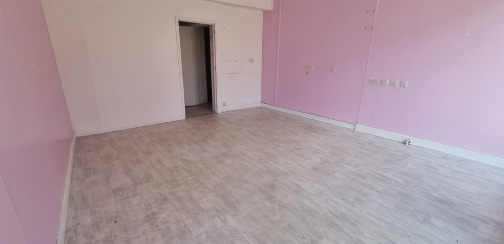 22 Castle St, Trowbridge to rent - Building Photo - Image 3 of 3