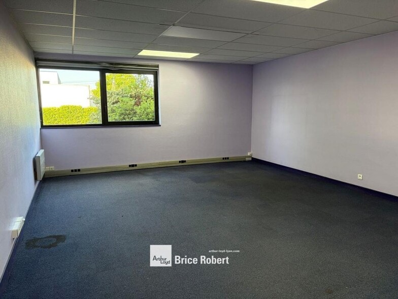 Light Industrial in Genas to rent - Interior Photo - Image 2 of 7