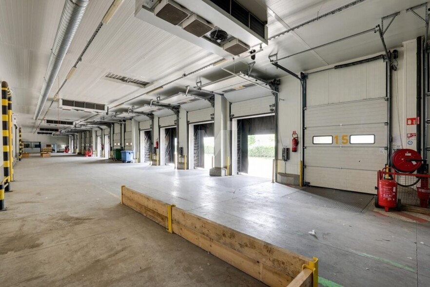 Industrial in Chilly-Mazarin to rent - Interior Photo - Image 3 of 13