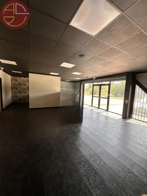 Location Commerce 450 m² - Photo 1
