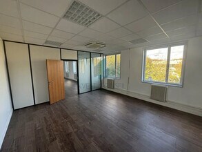 Light Industrial in Villepinte to rent Interior Photo- Image 1 of 5