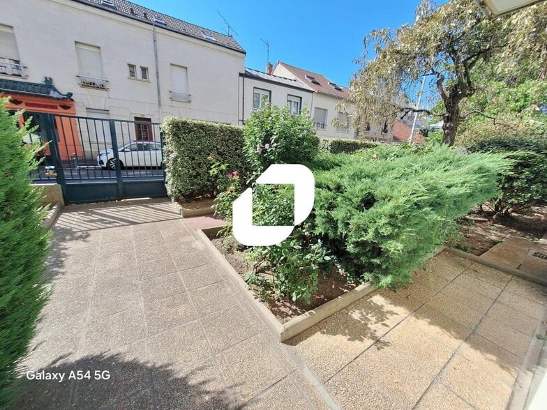 14-22 Rue Hoche, Issy-les-Moulineaux for sale - Building Photo - Image 2 of 12