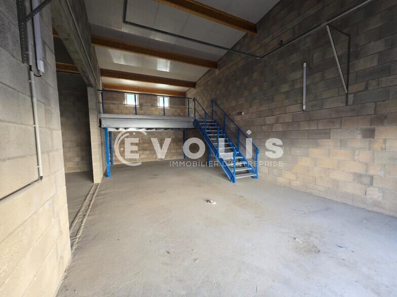 Light Industrial in Brieres Les Scelles for sale - Interior Photo - Image 1 of 11