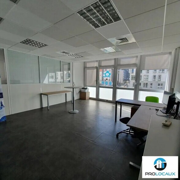 Office in Grenoble to rent - Interior Photo - Image 1 of 6