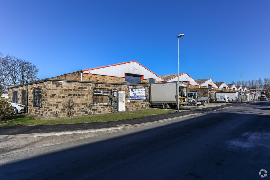 Moorfield Cres, Yeadon to rent - Building Photo - Image 2 of 2